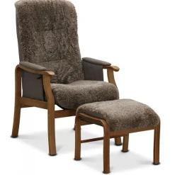 Oxford otium lænestol med skammel - Fåreskind Sahara med Mahogni stel