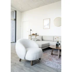 Savona Lænestol - Lænestol i hvid kunstig lammeskind med valnødfarvede ben