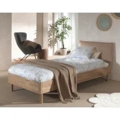 Seng 90 x 200 cm i eg – Forrest Oak med bouclé gavl
