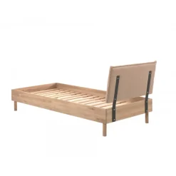 Seng 90 x 200 cm i eg – Forrest Oak med bouclé gavl