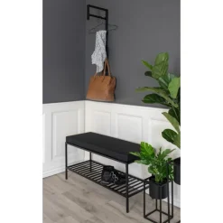 Vita Bænk - Bænk i sort ramme og en sorte hylde og hynde
