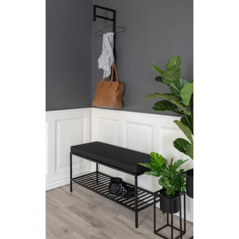 Vita Bænk - Bænk i sort ramme og en sorte hylde og hynde